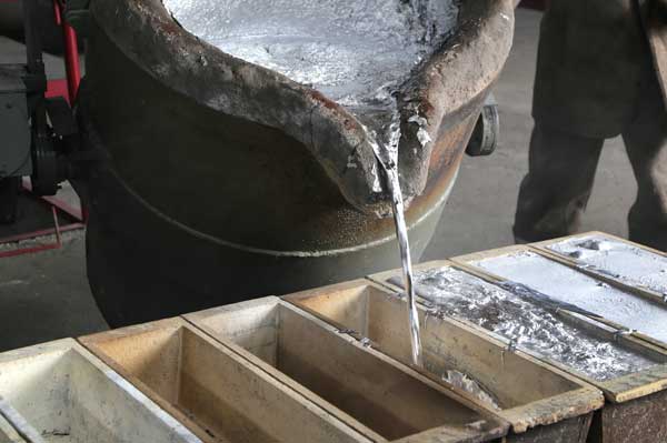 pouring aluminum