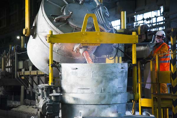 pouring aluminum
